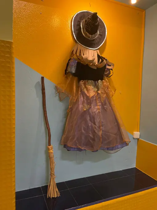 Una bruja de Halloween en un rincón del colegio
