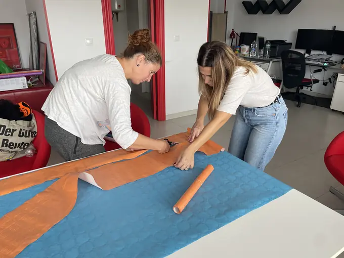 Familias preparando las decoraciones sobre una mesa