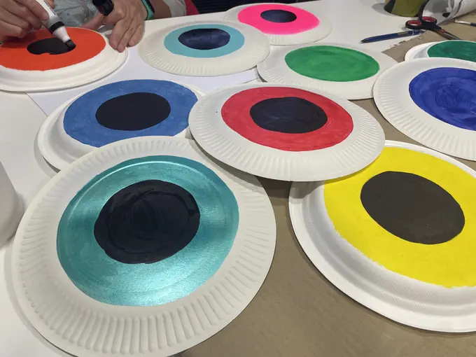 Ojos de colores hechos con platos de papel