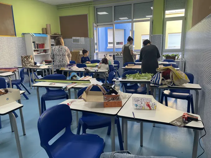 El aula convertida en un taller de decoración
