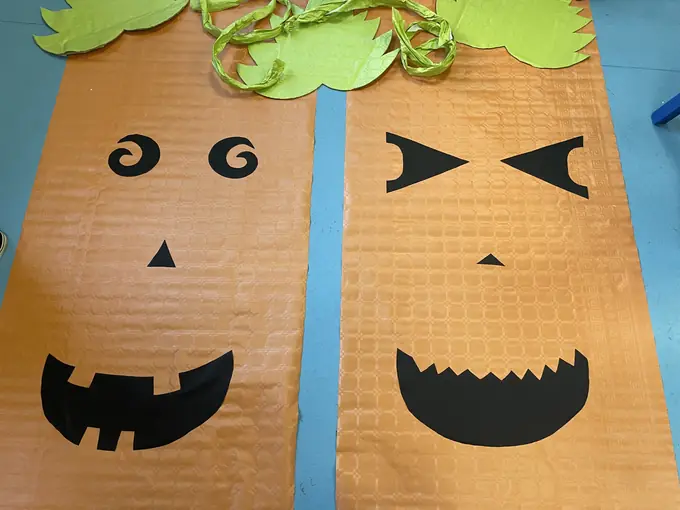Dos figuras con caras de Halloween preparadas para las puertas