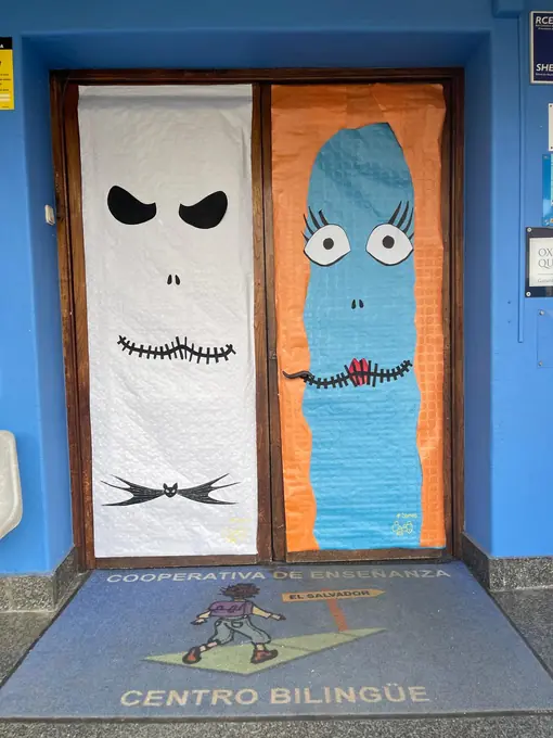 Dos puertas transformadas en personajes de Halloween