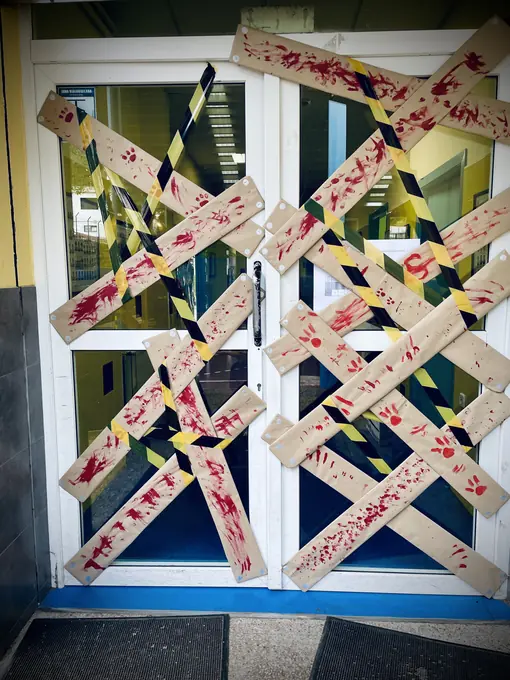 Puertas decoradas con cintas cruzadas de Halloween
