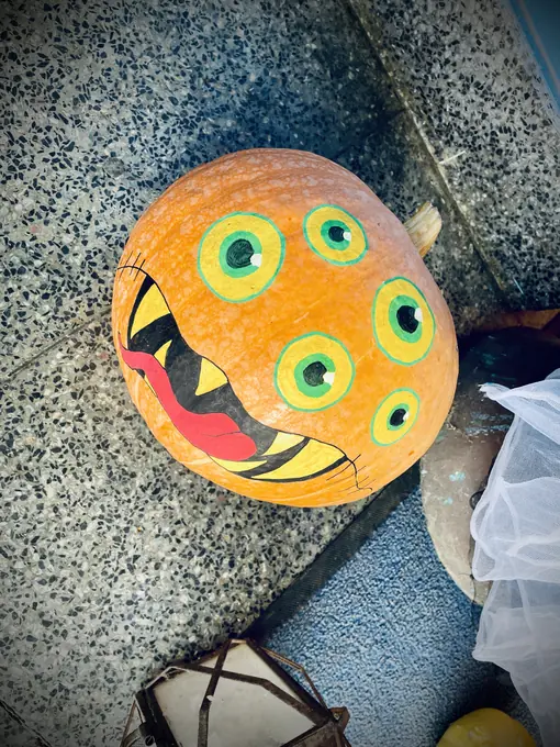 Una calabaza con una cara de colores