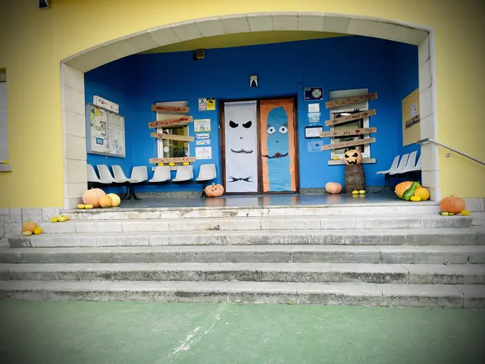 Vista de la entrada del colegio decorada para Halloween