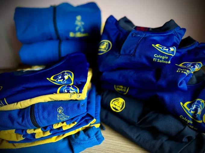 Prendas deportivas azules y amarillas del Colegio El Salvador para el banco de chándals.