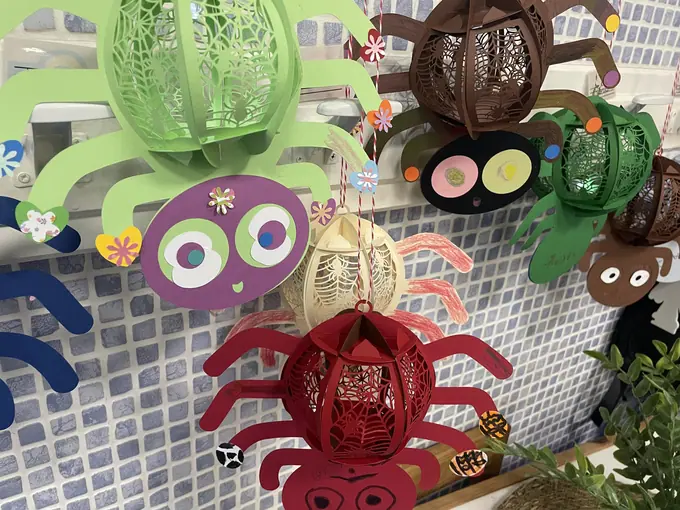 Taller de Lámpara de Araña de Halloween · Fotografía 5