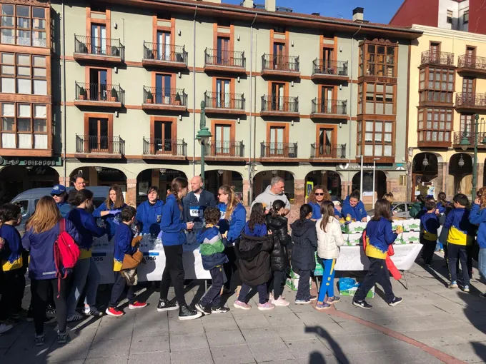 La comunidad escolar junto al punto de avituallamiento.