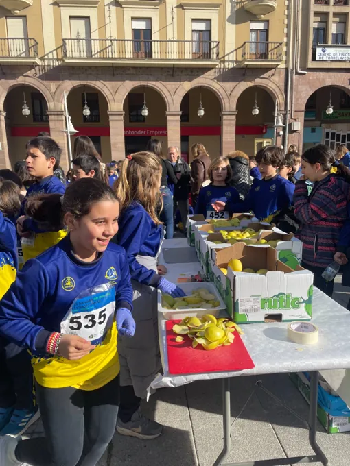 Participantes junto a la mesa de fruta de la AFA.